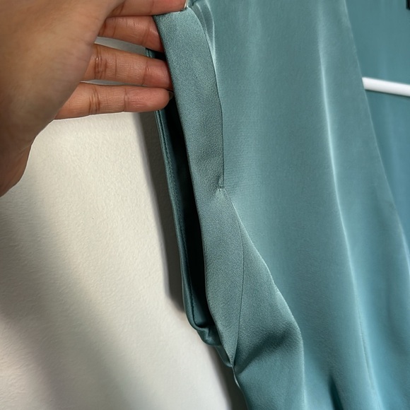 NWOT - Dynamite Satin like Crop front twisted blouse - Picture 5 of 8